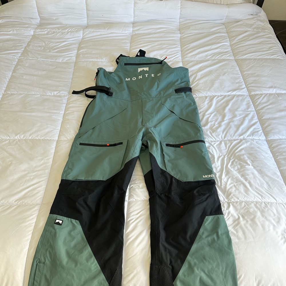 Montec bib L brand new